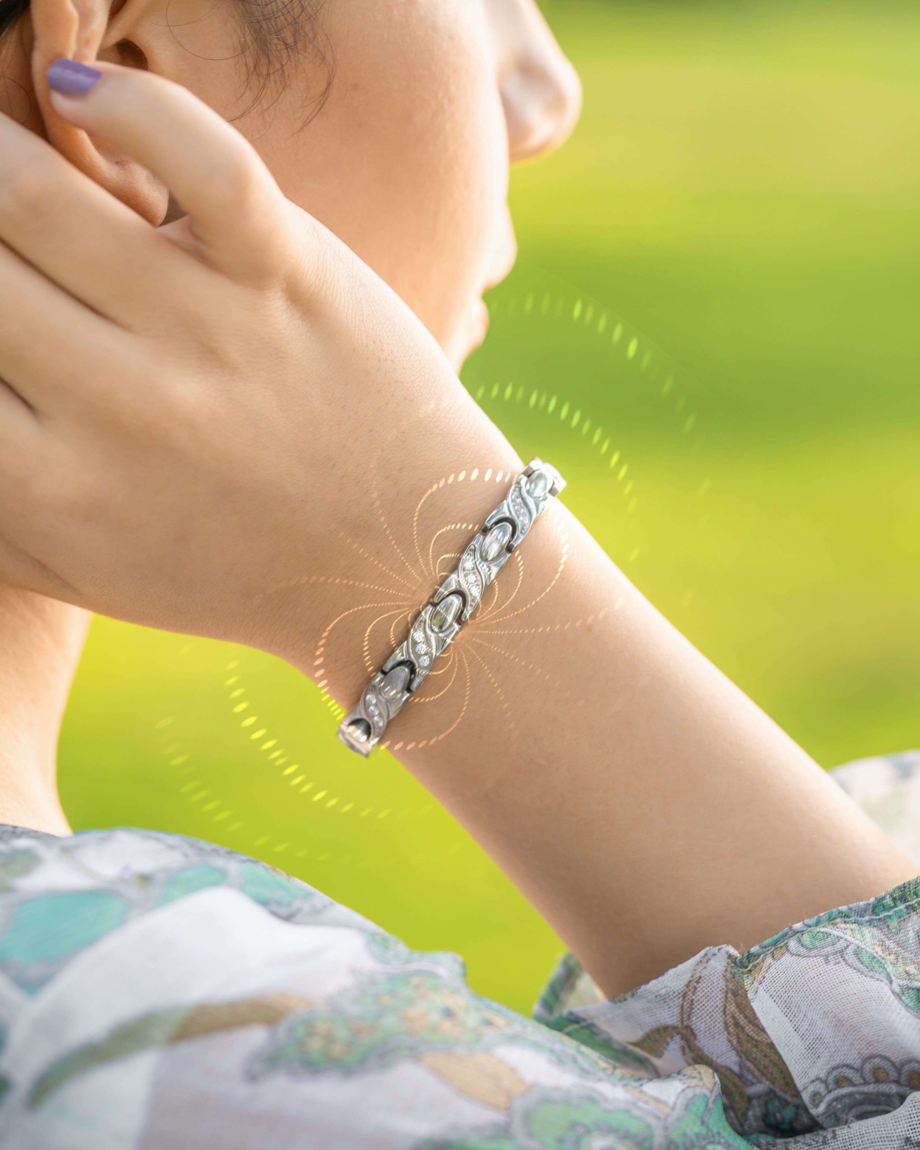 Crystal XO magnetic bracelet presentation view 9