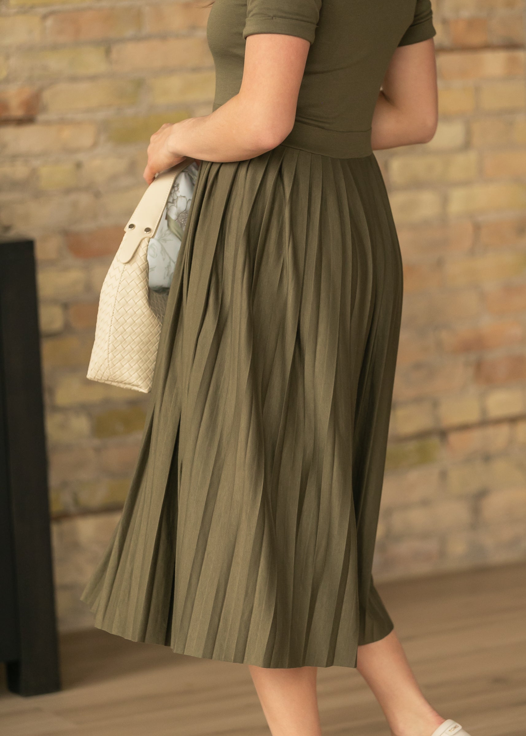 Olive short-sleeve midi dress with waist detail