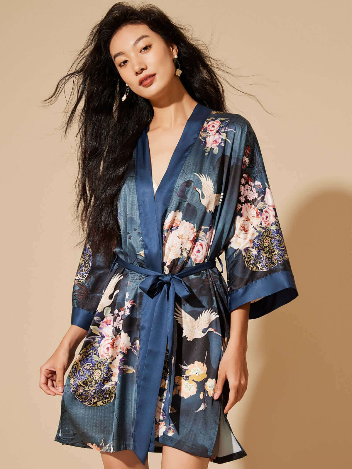 Short blue crane-print kimono robe, product view 1